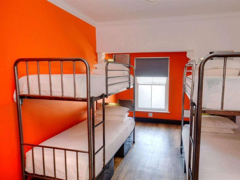 Never At Home Green Point Kapské Město Exteriér fotografie A typical room at a hostel