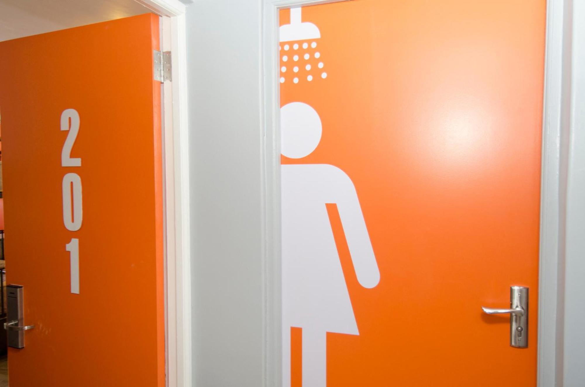 Never At Home Green Point Kapské Město Pokoj fotografie A shower room in a hostel