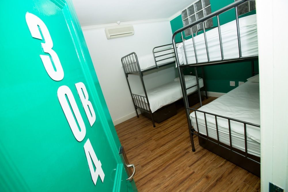 Never At Home Green Point Kapské Město Exteriér fotografie A typical room at the hostel